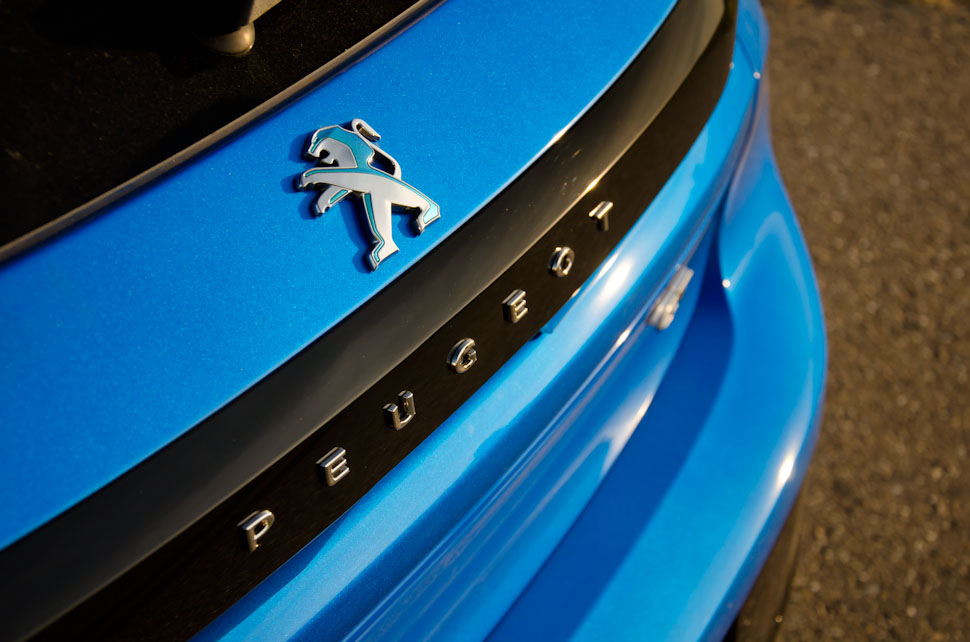 Peugeot logo met blauwe details