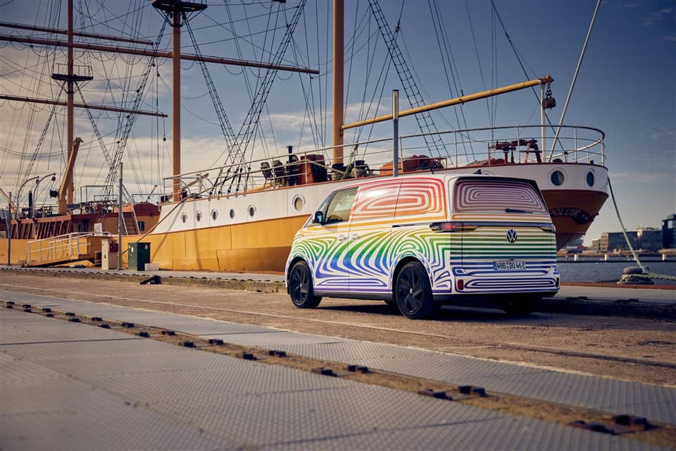 zijkant en achterkant Volkswagen ID.Buzz bij schip in Amsterdam
