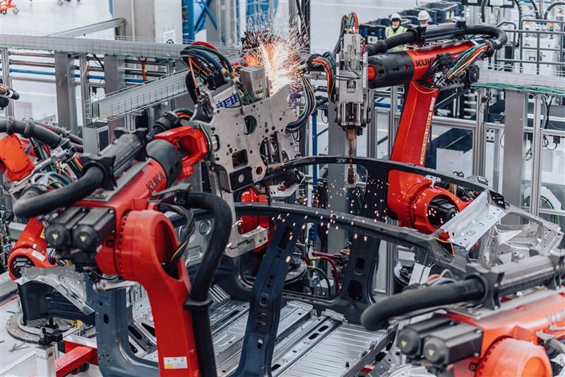 rode machines aan het werk in Tesla's Gigafabriek Duitsland
