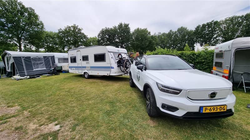 witte Volvo XC40 P6 geparkeerd op de camping