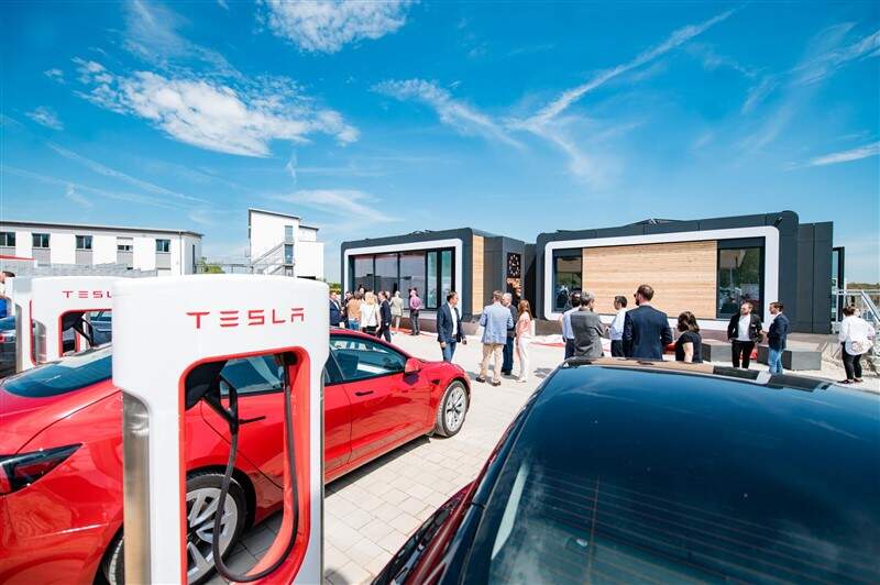 Tesla SUC Supercharger met BK World op de achtergrond
