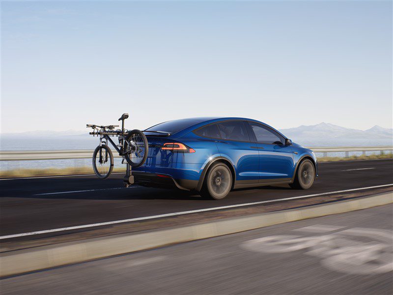 blauwe Tesla Model X achterkant rijdend