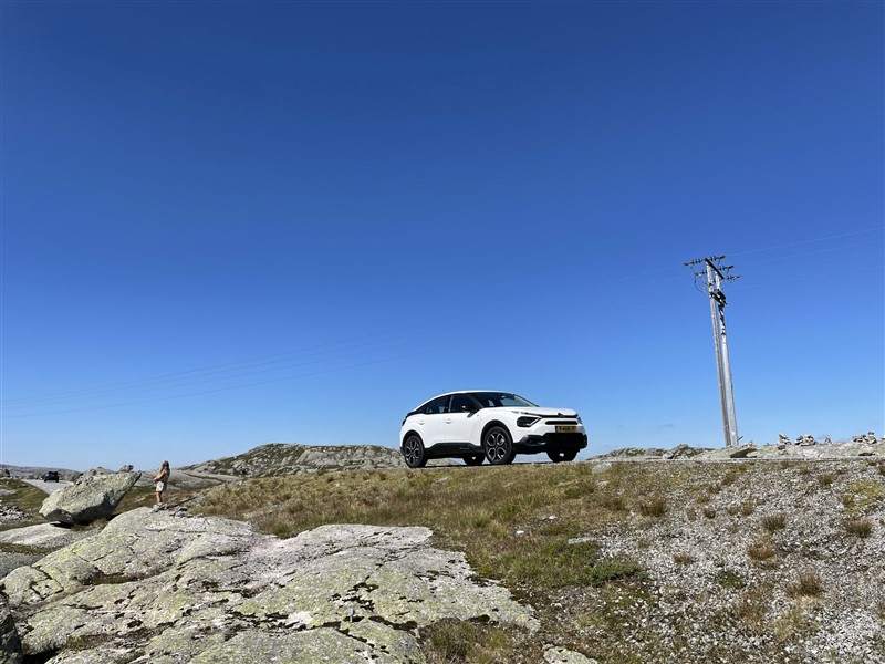 witte Citroën ë-C4 op berg
